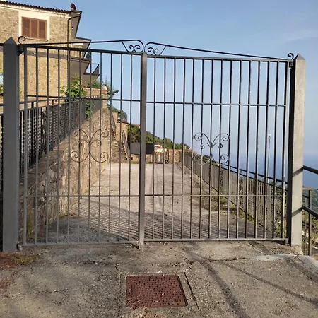 Il Ciuffo: Ampia Casa Panoramica Con Parcheggio. * Pollica