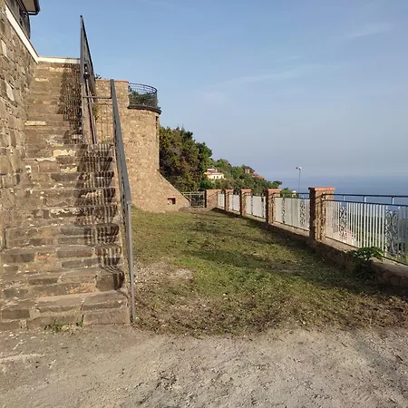 Il Ciuffo: Ampia Casa Panoramica Con Parcheggio. Pollica