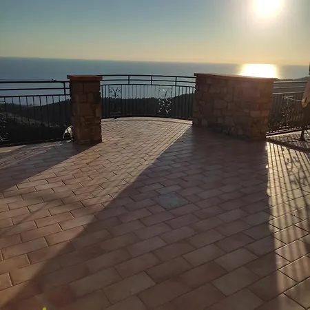 Il Ciuffo: Ampia Casa Panoramica Con Parcheggio. *