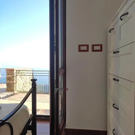 Il Ciuffo: Ampia Casa Panoramica Con Parcheggio. * Pollica