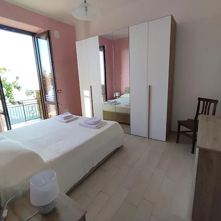 Il Ciuffo: Ampia Casa Panoramica Con Parcheggio.